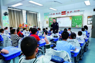 南京市公安局奥体警务站的民警走进辖区小学，为学生们带来一场生动的安全教育课，预防校园欺凌事件发生。 通讯员 国武 南京日报/紫金山新闻记者 段仁虎 摄 