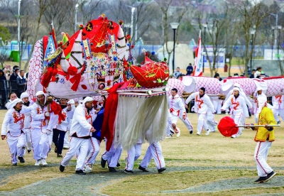 溧水区骆山村“江南第一大龙”骆山大龙昂首腾跃，在喜庆热闹的氛围中带来浓浓年味。 南京日报/紫金山新闻记者 段仁虎 摄