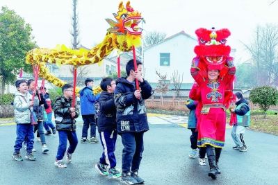 春节临近，南京汤山街道阜庄村里热闹非凡，近60名阜庄小朋友及周边群众相约道婆庵“梦理课堂”，一起品民俗、迎新春，探索传统节日之美。 冯芃 摄