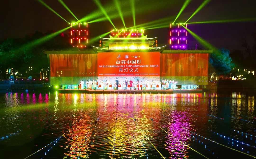 秦淮灯会是一张代表南京、展现江苏、闪耀中国的亮丽名片。今年，全国灯会灯彩项目展主会场落户南京。灯会突出龙年主题，迎来全国15个省市35项省级以上灯会灯彩项目共150余件作品齐聚南京的“满堂红”。