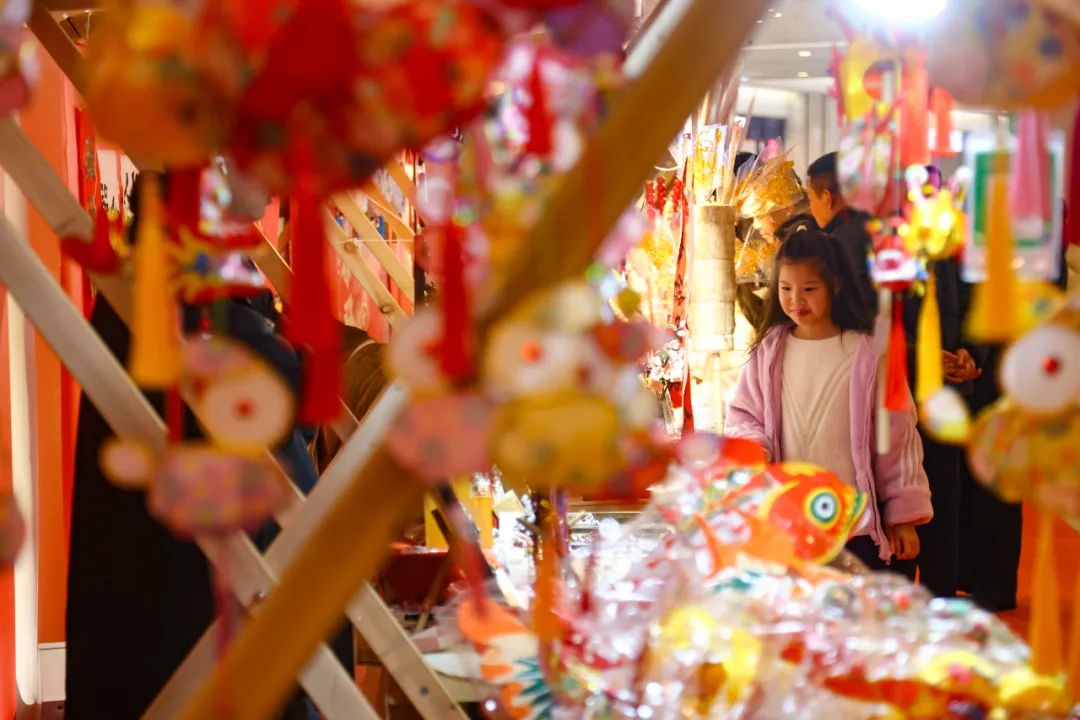 春节假期里，雨花台区一家商场内年味十足，众多市民前来购物。南京日报/紫金山新闻记者 冯芃 摄