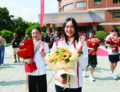  8月15日，巴黎奥运会花样游泳金牌获得者王赐月（右）、艺术体操金牌获得者郝婷（左）载誉归来。 南京日报/紫金山新闻记者 冯芃 摄