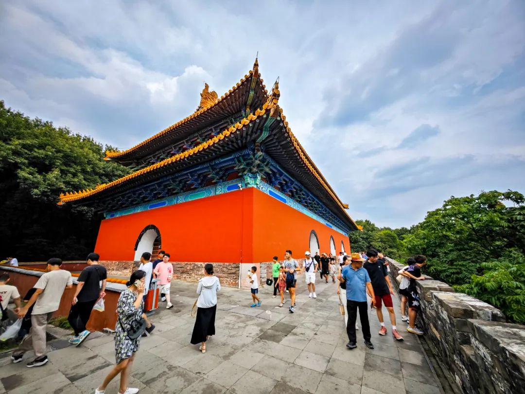 大批遊客走進世界文化遺產南京明孝陵參觀遊覽。南京日報/紫金山新聞記者 段仁虎 攝