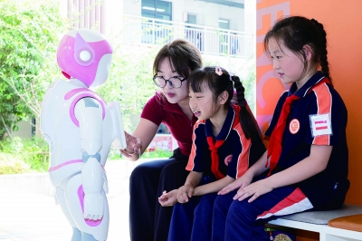 近日，位于雨花台区的软件谷第二小学正在进行人工智能课程学习。作为南京市首批人工智能教育试点校，该校积极探索“人工智能+教育”的内涵特征与多元功能。 南京日报/紫金山新闻记者 冯芃 王璠 摄