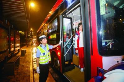 車輛沿途停靠站點，孩子們有序下車。南京日報/紫金山新聞記者 段仁虎 攝