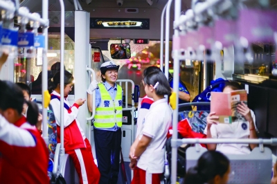 民警薛菁菁在車上跟孩子們聊得火熱。 南京日報/紫金山新聞記者 段仁虎 攝