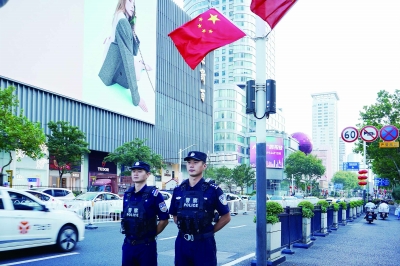  假期，淮海路派出所民警在街头执勤。通讯员 秦公宣 摄