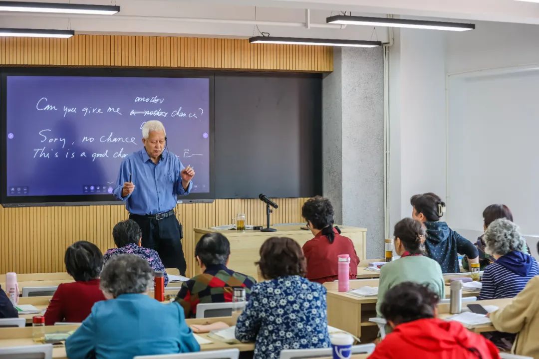 在金陵老年大学里，学员认真学习实用英语。南京日报/紫金山新闻记者 董家训 摄