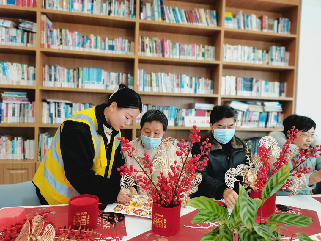 南京养老服务互助时间平台志愿者教老人做手工。