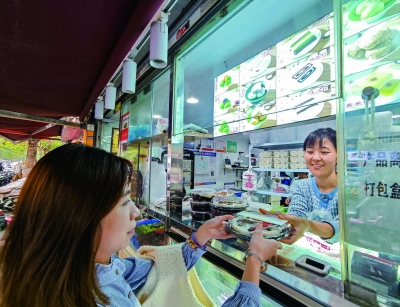 昨日，顾客在茶南大街一家老字号糕团店选购重阳糕。重阳节到来，南京多家老字号糕团店的传统重阳糕进入旺销期。 南京日报/紫金山新闻记者 戚珂嘉 摄