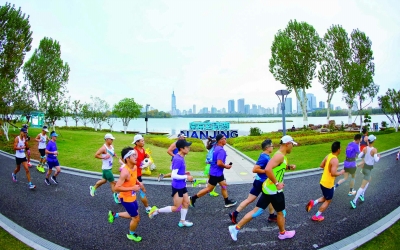 南京玄武湖美景“醉”跑友。