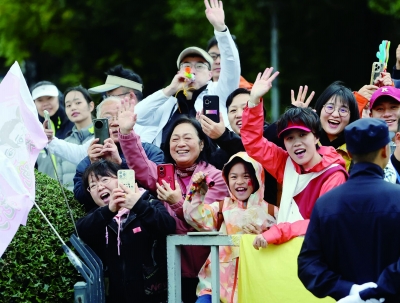 沿途观赛的市民为跑友们加油助威。