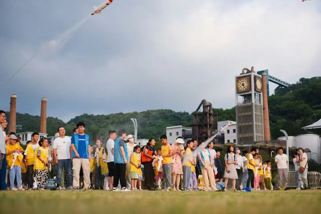 南京科技馆水火箭发射科普课现场。