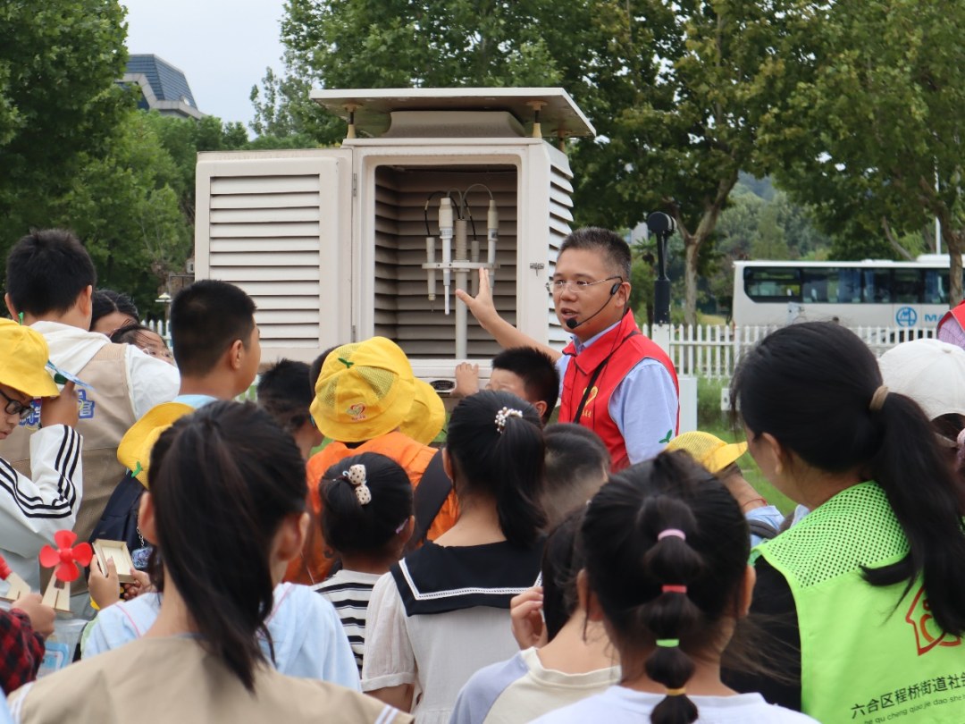 南京信息工程大学应用气象科普教育示范基地讲解员讲解气象观测仪器。