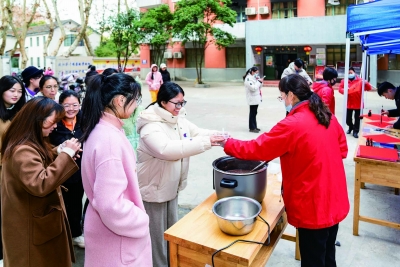 地点:南邮三牌楼校区▲1月7日，南京邮电大学三牌楼校区的宿管阿姨为同学们准备了腊八粥。正值期末考试周，暖心的腊八粥帮助同学们缓解了压力，也让校园的冬天充满温情。通讯员 饶清强 南京日报/紫金山新闻记者 戚珂嘉 摄