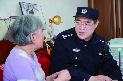 蔡文君在走访社区群众。 警方供图