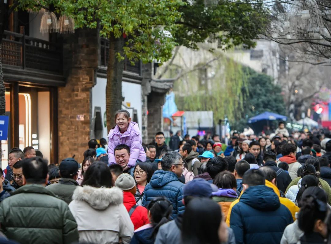 春节假期期间，大批游客涌入老门东景区参观游玩。南京日报/紫金山新闻记者 董家训 摄