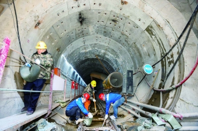 南京地铁6号线岗子村站至花园路站施工区间，中铁五局的建设者们在盾构掘进的隧道内坚守岗位。