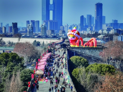 新年登高，游客市民畅享春节喜悦。