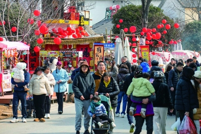 “金陵古风第一村”——佘村节日氛围浓厚︐吸引不少游客前来游玩打卡。