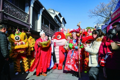 春节期间，夫子庙景区举行民俗文化巡游活动，让广大市民游客感受浓浓年味和传统文化魅力。