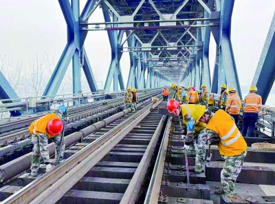 4月2日，南京长江大桥2025年铁路桥面大修工程完工。通讯员 刘昱辰 南京日报/紫金山新闻记者 徐琦 摄