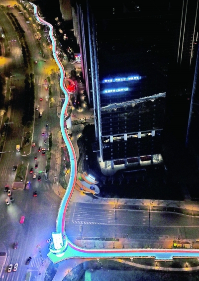 雨花数据线公园高线段夜景。 市建委供图