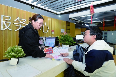 4月14日，应届毕业生刘华坤来到雨花台区软件谷宁青驿站（菁英公寓店）办理入住手续。南京日报/紫金山新闻记者 孙中元 摄