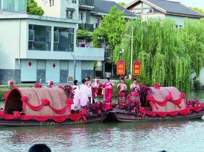 在金陵水乡·钱家渡，一场重现明代水乡婚俗的非遗特色水上婚礼正在喜庆上演。 金陵水乡·钱家渡供图