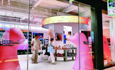 “五一”假期，我市一些“小而精”的商业综合体尽管不在热门商圈景区，但也成为消费新热点。图为NOWS新座。 南京日报/紫金山新闻记者 董家训 摄