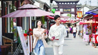 孙樾在高邮南门老街拍摄现场。高邮文旅供图 