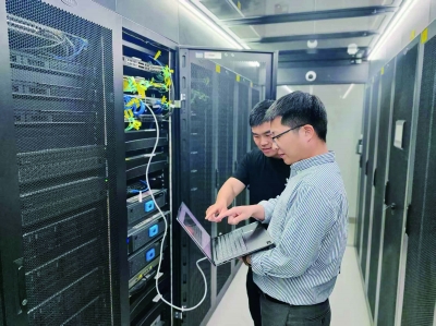 费怡超与团队成员在开展项目研发。 受访者供图