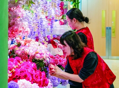 5月20日，德基广场内的一间花店推出多款限定花卉商品，受到消费者喜爱。南京日报/紫金山新闻记者 戚珂嘉 沐剑平 摄