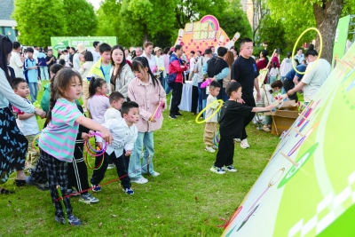 活动现场人气旺。吕华 摄
