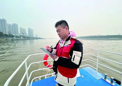 潘家鑫对长江江豚活动进行监测并记录。 受访者供图