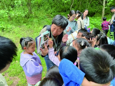 张松奎正在给孩子们讲授中华虎凤蝶知识。 受访者供图
