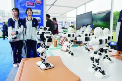 图为南京江宁高等职业技术学校学生在展示机器人编程。 南京日报/紫金山新闻记者 徐琦 摄