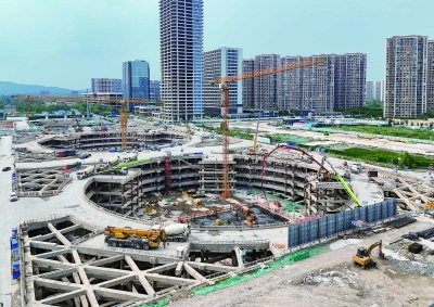 5月28日，江北新区地下空间项目建设正酣。三工区5、8号地块启动地下主体结构施工，工人们有序推进钢筋、模板、混凝土等工序，现场一派繁忙，该地块预计9月底前完成“正负零”。南京日报/紫金山新闻记者 孙中元 摄