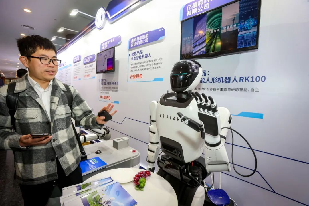 亿嘉和研制的RK100人形机器人。