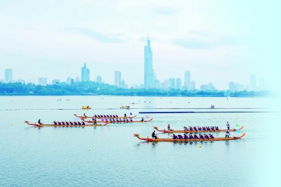 5月31日，玄武湖上，18支队伍展开龙舟竞渡的激烈比拼。 通讯员 常成 南京日报/紫金山摄影记者 孙中元 摄