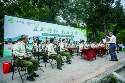 5月31日，“我们的节日”第四届玄武湖端午诗会在梁洲广场举行。 南京日报/紫金山新闻记者 董家训 摄