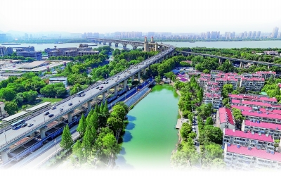 南京鼓楼区金川河河道波光潋滟，两岸绿树成荫。 南京日报/紫金山新闻记者 沐剑平 摄
