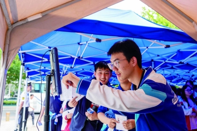 6月6日，高考考生在南京市中华中学考点看考场。 南京日报/紫金山新闻记者 徐琦 沐剑平 摄
