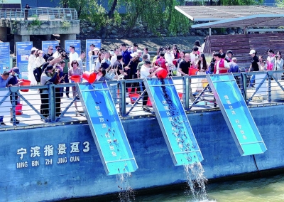 6月6日，南京市2025年“全国放鱼日”水生生物增殖放流活动在鼓楼区下关滨江欢乐舞台举行。 南京日报/紫金山新闻记者 徐琦 摄