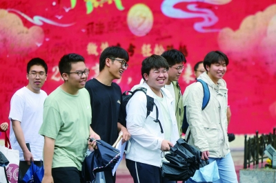6月7日，南京市第十三中学考点，首场考试结束后考生轻松走出考场。2025年普通高校招生全国统一考试于6月7日至9日举行，南京市共有3.3万名考生在全市29个考点参加考试。（更多报道见A3版） 南京日报/紫金山新闻记者 徐琦 董家训 沐剑平 摄