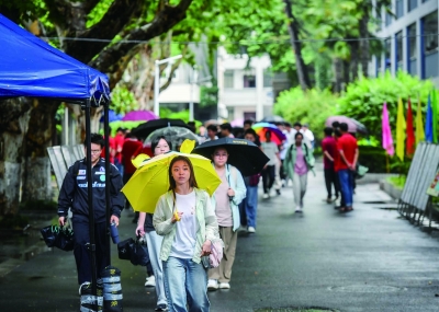 6月7日，高考首日，南京市共有3.3万名考生在全市29个考点参加考试。图为首场考试结束后，考生有序离开考场。 南京日报/紫金山新闻记者 董家训 摄