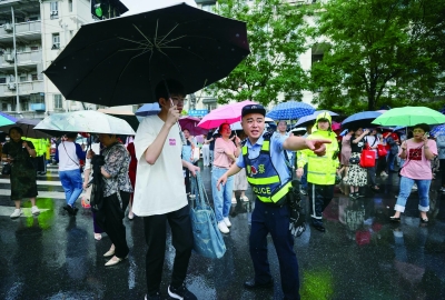 6月7日，2025年高考拉开帷幕，南京市第十三中学考点，民警为考生提供服务。 南京日报/紫金山新闻记者 徐琦 董家训 沐剑平 摄