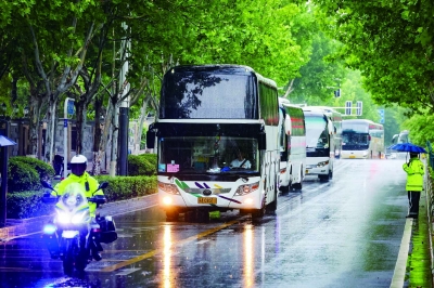6月7日，建邺区的中华中学考点门前，南京警方雨中全力护考，确保考场及周边秩序安全平稳和考试顺利进行。 南京日报/紫金山新闻记者 段仁虎 摄
