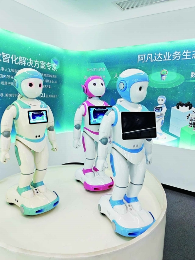 阿凡达机器人推出的教育陪伴机器人不仅模样惹人喜爱，本领更是强大。 南京日报/紫金山新闻记者 徐宁 摄 