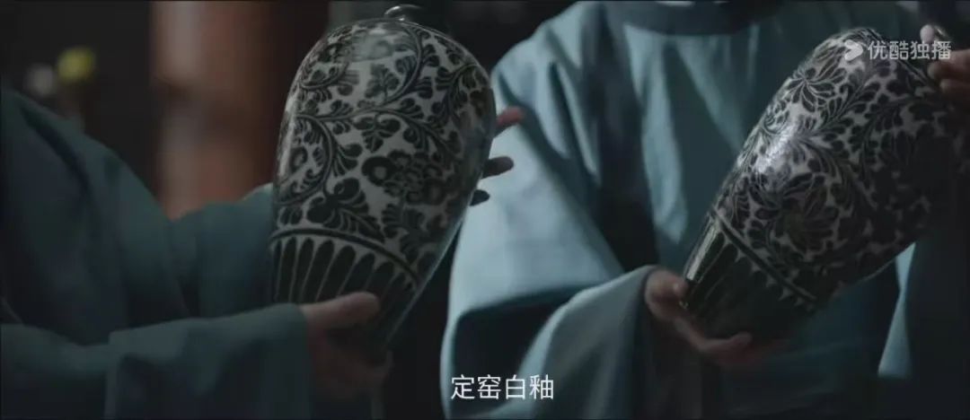 剧中的定窑白釉牡丹纹梅瓶